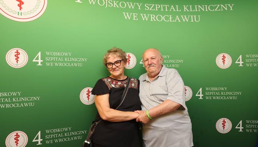 Państwo Danuta i Henryk z Lubina, pacjenci szpitala wojskowego we Wrocławiu.