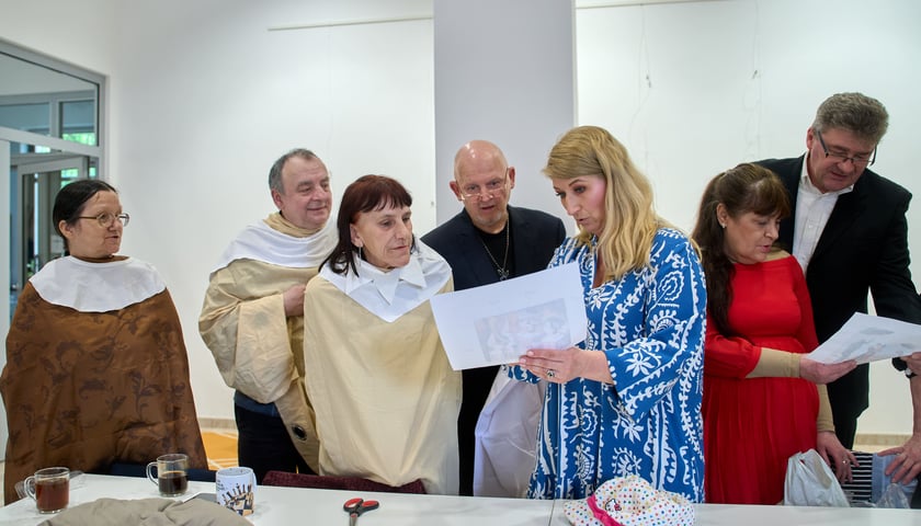Od lewej uczestnicy warsztatów MOPS: Halina, Andrzej, Jadwiga, Mirosław i wspólprowadząca Agnieszka Piskorska