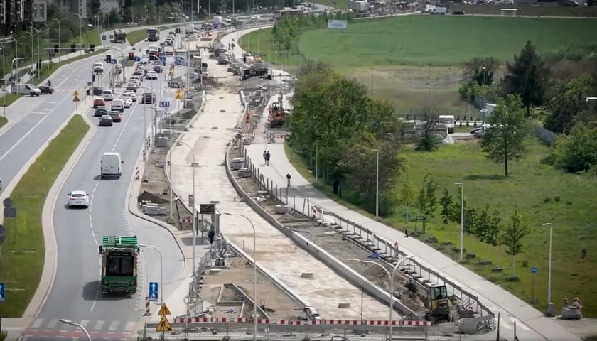 Widok na budowę buspasa na Jagodno, na którym docelowo powstanie torowisko tramwajowe. 