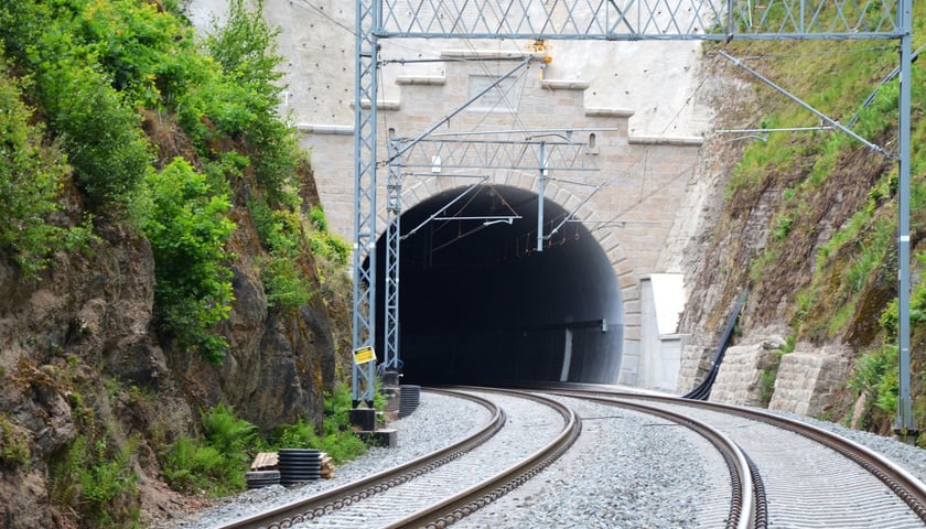 Wjazd do tunelu kolejowego koło Trzcińska na trasie Wrocław - Jelenia Góra