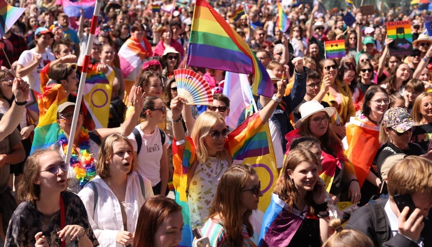 Kolorowy tłum z tęczowymi flagami: Parada Równości 2023