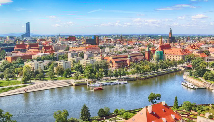 Na zdjęciu widok z lotu ptaka na panoramę  Wrocławia. Sprawdź kiedy jest pierwszy dzień lata!