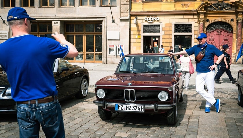 Rajd zabytkowych pojazdów i samochodów elektrycznych na Rynku we Wrocławiu