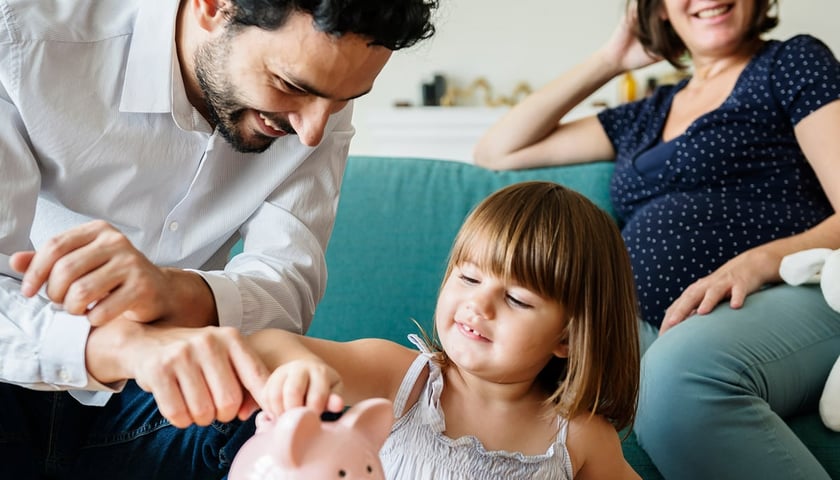 Mężczyzna i mała dziewczynka w tle kobieta w ciąży, zdjęcie ilustracyjne