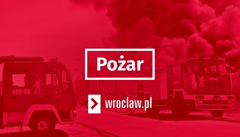 Czerwona plansza z białym napisem "pożar" 