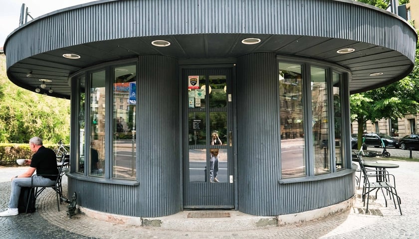 Okrąglak na placu Kościuszki. Na zdjęciu niewielki okrągły kiosk