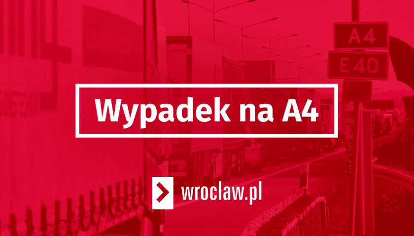 Czerwona plansza z białym napisem "wypadek na A4"
