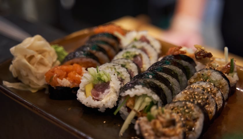 Na zdjęciu talerz sushi. Sprawdź, gdzie zjesz potrawy kuchni japońskiej, włoskiej i polskiej we Wrocławiu!