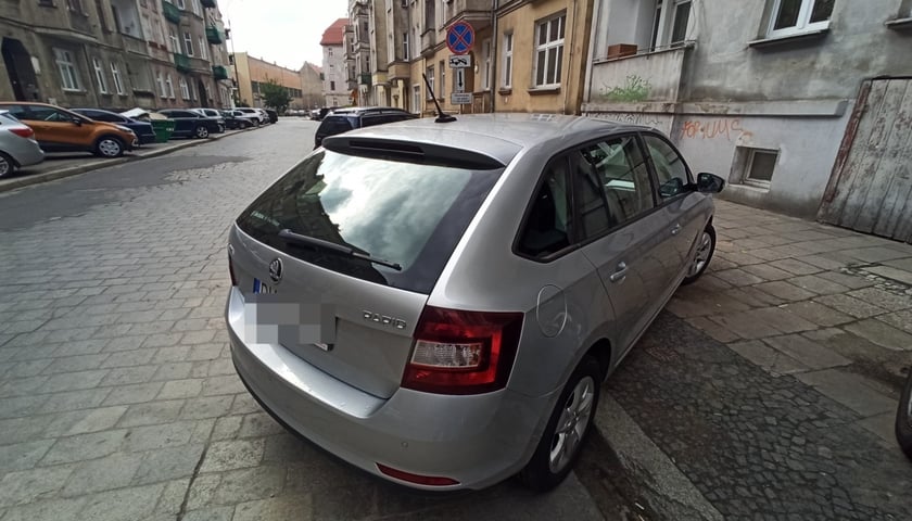 <p>Przykład niezgodnego z prawem parkowania</p>