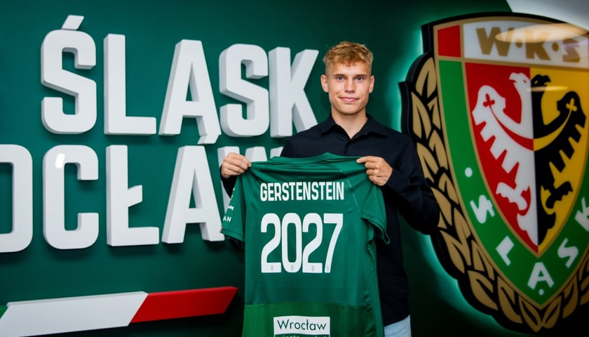 Łukasz Gerstenstein przedłużył kontrakt ze Śląskiem Wrocław (na zdjęciu na tle napisu Śląsk Wrocław, trzymając koszulkę)