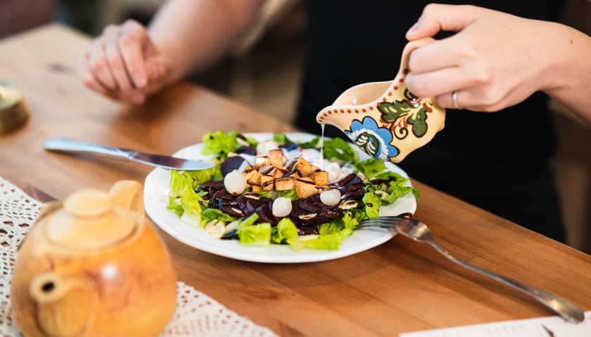 Pod przykrywką to wrocławska restauracja, w której można zjeść domowe wegetariańskie dania.