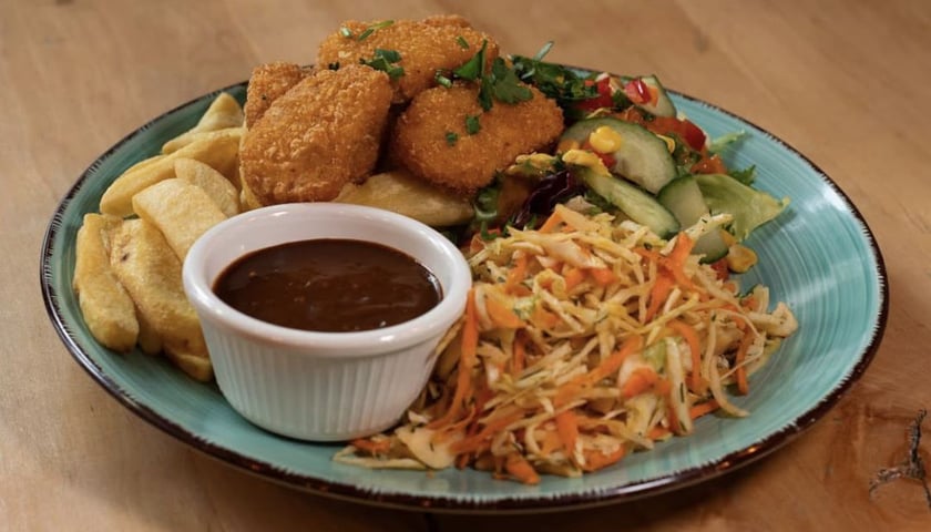 Roślinne zamienniki dań kuchni polskiej zjemy we wrocławskiej restauracji Warzywniak Vegan Food.