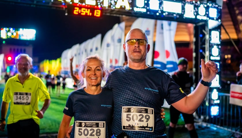 Elżbieta i Robert Jóźwiccy na mecie półmaratonu w 2023 roku