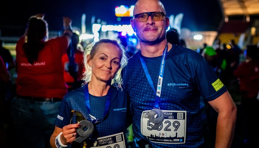Elżbieta i Robert Jóźwiccy na mecie półmaratonu z medalami