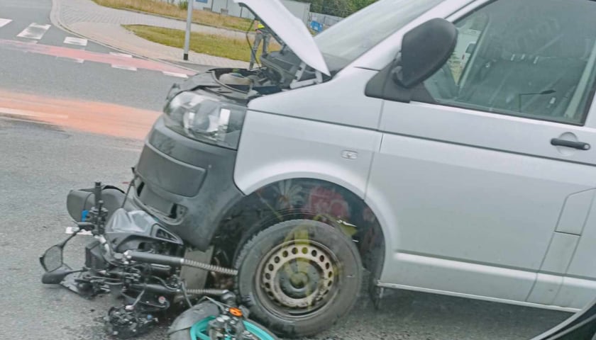 Uszkodzony w wypadku motocykl i bus przy ul. Granicznej koło lotniska