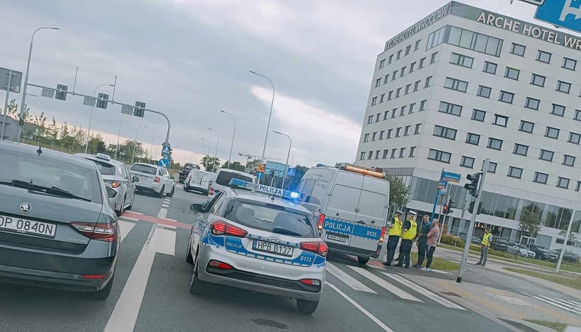 Radiowozy policji w miejscu wypadku