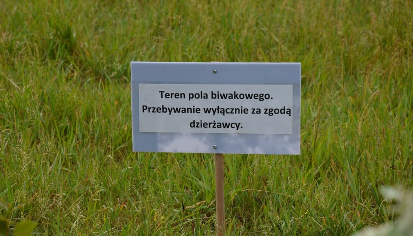Teren wydzierżawiony przez Wody Polskie prywatnej firmie na pole biwakowe, Bartoszowice