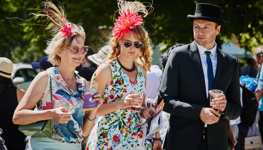 Dwie panie i jeden pan podczas Ladies Day 2023