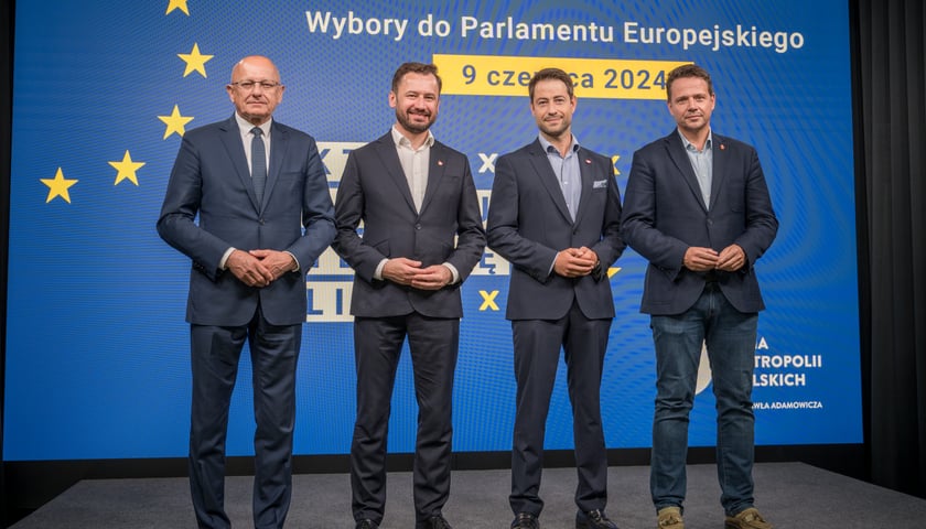 Od prawej: prezydent Warszawy – Rafał Trzaskowski, wiceprezydent Łodzi Adam Pustelnik, prezydent Krakowa – Aleksander Miszalski i prezydent Lublina – Krzysztof Żuk podczas Konferencji Unii Metropolii Polskich w Warszawie (3.06.2024)