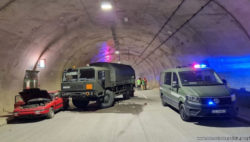 Ćwiczenia ratownicze w nowym tunelu na trasie S3. Na zdjęciu widać rozbite auto osobowe i wojskową ciężarówkę oraz policjantów