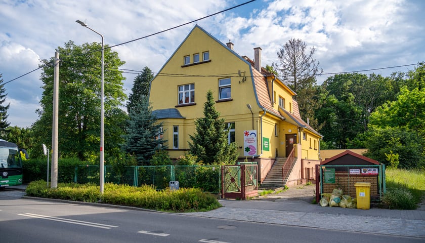 Budynek Centrum Osobowice-Rędzin, widok od strony ulicy