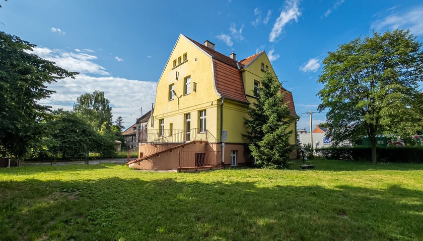 Budynek Centrum Osobowice-Rędzin, widok od strony ogrodu