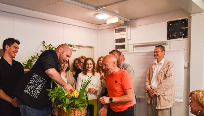 <p>Spotkanie, na kt&oacute;rym studenci ASP prezentowali swoje koncepcje targ&oacute;w przy ul. Ptasiej i ul. Niedźwiedzia (targ Niedźwiedzia, 4.06.2024)</p>