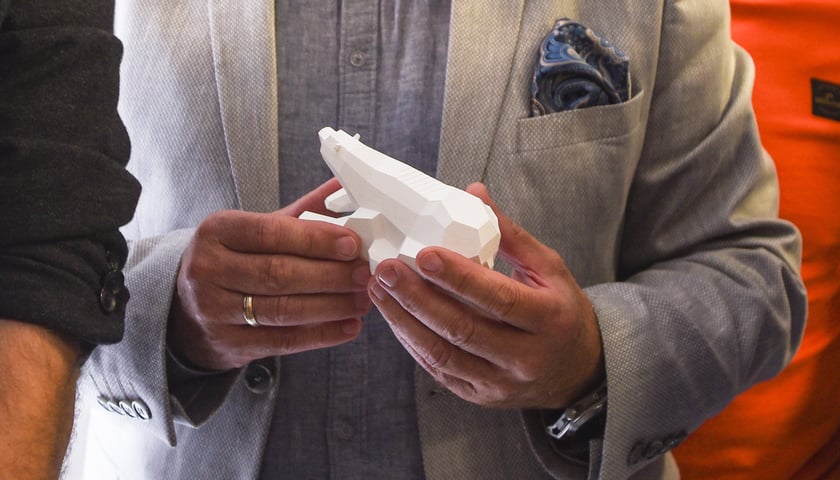 Spotkanie, na kt&oacute;rym studenci ASP prezentowali swoje koncepcje targ&oacute;w przy ul. Ptasiej i ul. Niedźwiedzia (targ Niedźwiedzia, 4.06.2024)