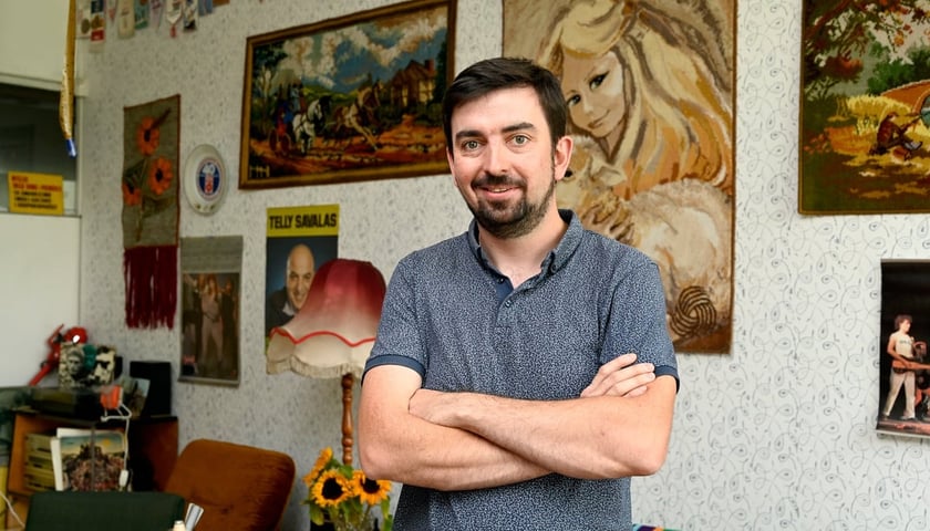 Andrzej Olszewski, założyciel Muzeum Sentymentów, w tle  jedno z muzealnych pomieszczeń