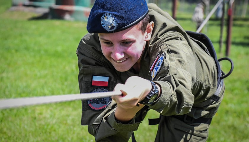 Żołnierz w mundurze na linie podczas święta 10 Wrocławskiej Brygady Łączności