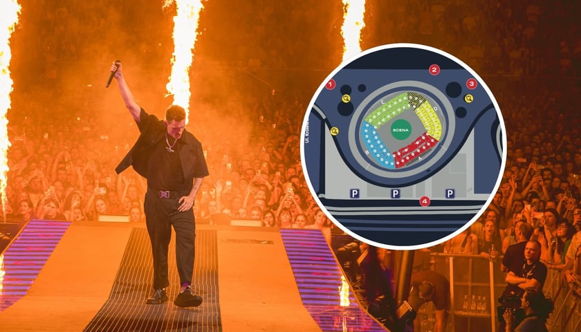 Dawid Podsiadło na koncercie, w tle publiczność, w kółku plan stadionu we Wrocławiu