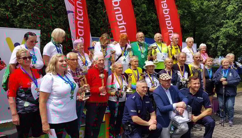 Seniorzy obu płci z medalami i pucharami podczas zeszłorocznej edycji Mistrzostw Senioralnych o Puchar Komendanta Miejskiego Policji