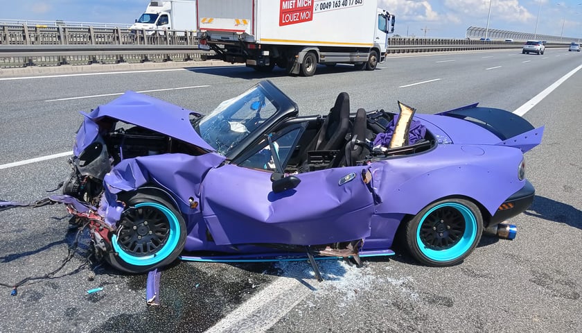 Fioletowa mazda, samochód, którego kierowca miał wypadek na AOW