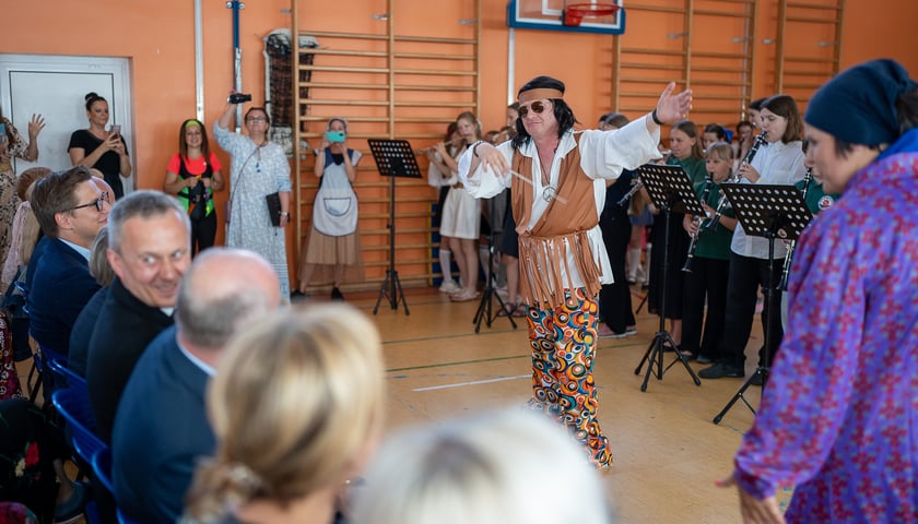 Występ artystyczny podczas uroczystości