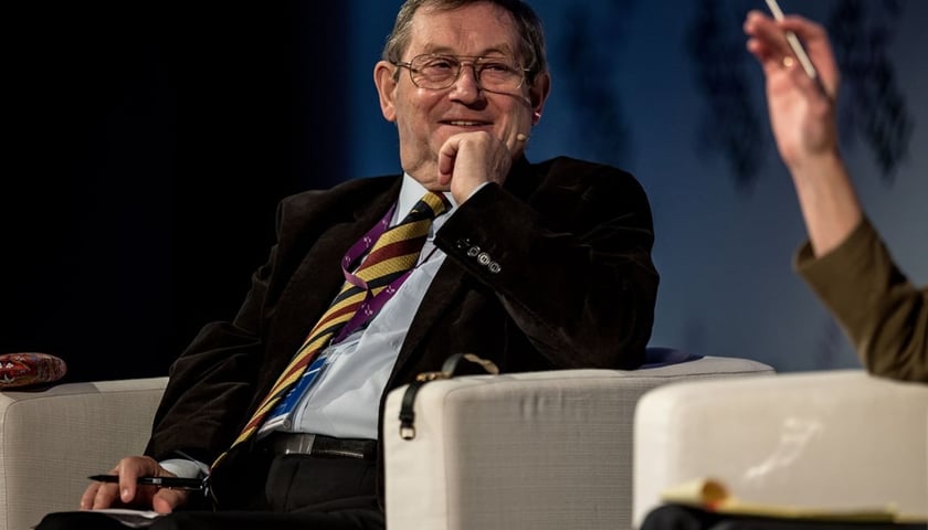Prof. Norman Davies. Na zdjęciu uśmiechnięty dojrzały mężczyzna w okularach