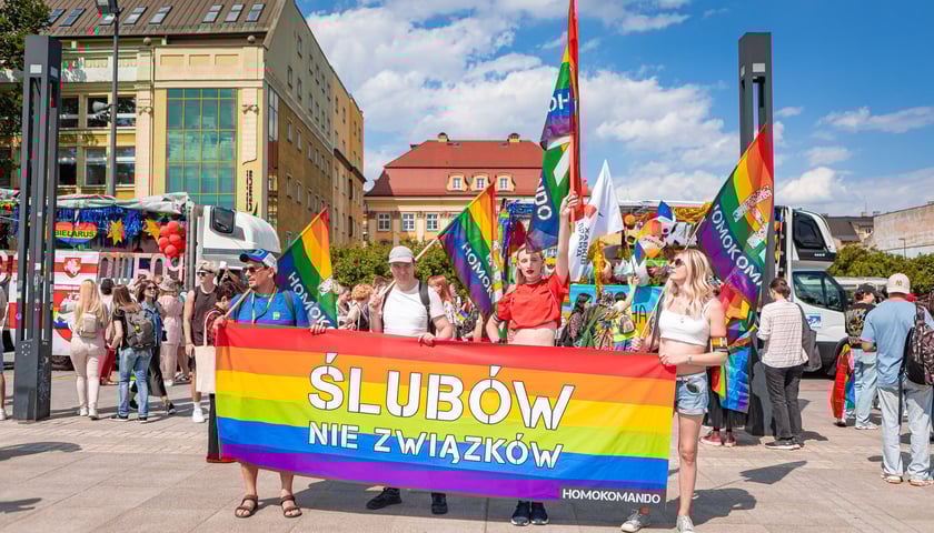 Wrocławski Marsz Równości. Na zdjęciu grupa osób z banerem w kolorze tęczy i napisem "Ślubów. Nie związków"
