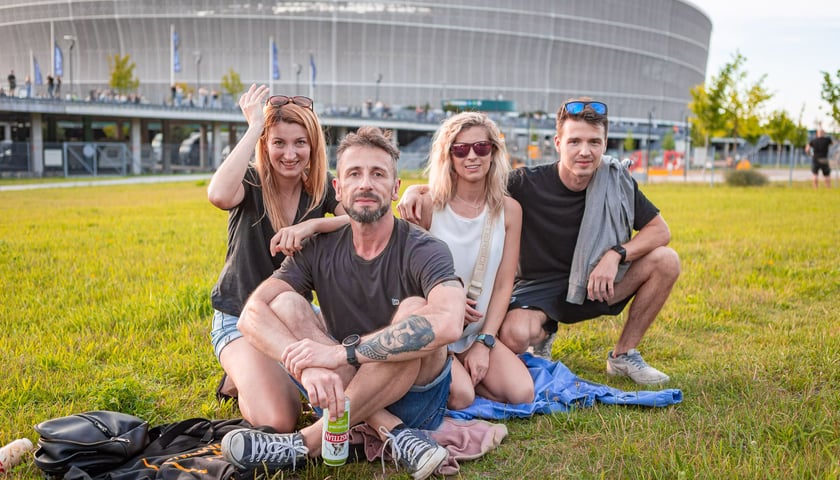 Koncert Dawida Podsiadły na Tarczyński Arena, 08.06.2024. Tłumy fanów ciągną na stadion