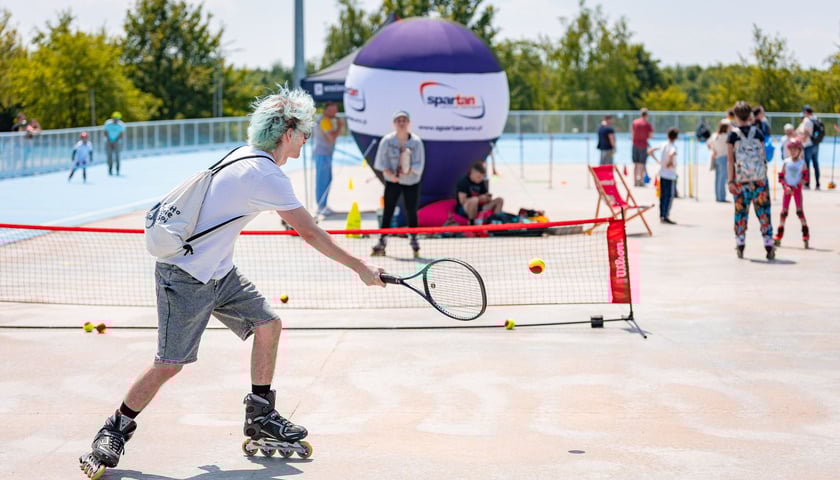 Rodzinny piknik Spartan Skate. Wrocław, 09.06.2024. Na zdjęciu dwie osoby grające w tenisa na rolkach
