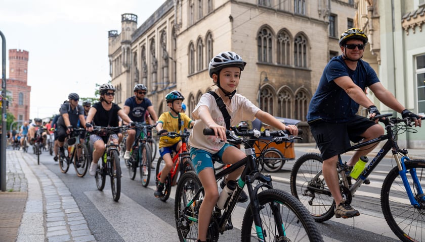 Wielki Peleton przejechał w niedzielę przez najważniejsze ulice w centrum Wrocławia. Na zdjęciu rowerzyści w ruchu ulicznym