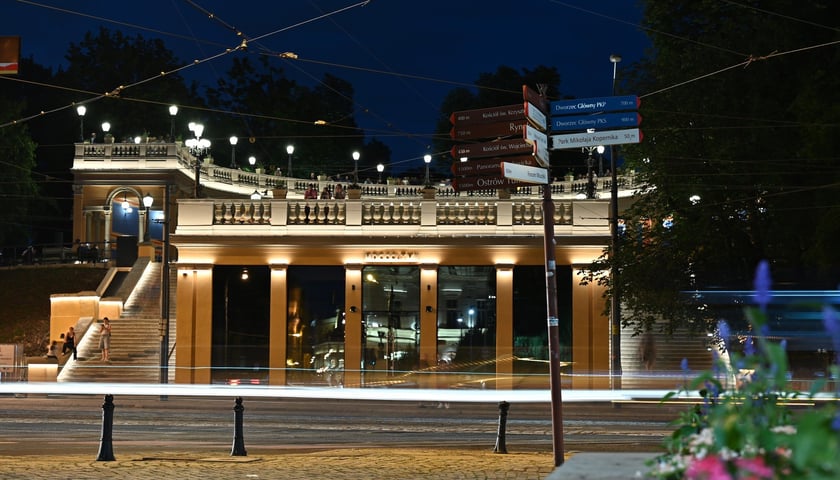 Bastion Sakwowy nocą, gdy fontanna już nie działa, a iluminacja jest przygaszona.