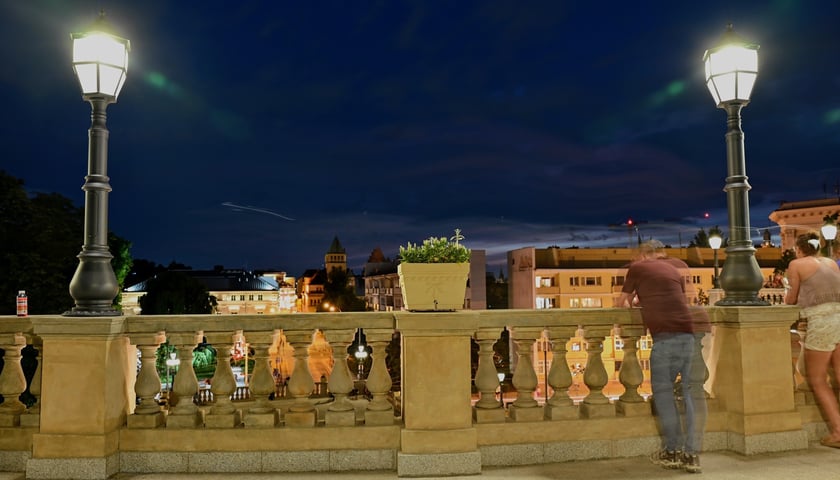 Bastion Sakwowy nocą, gdy fontanna już nie działa, a iluminacja jest przygaszona.