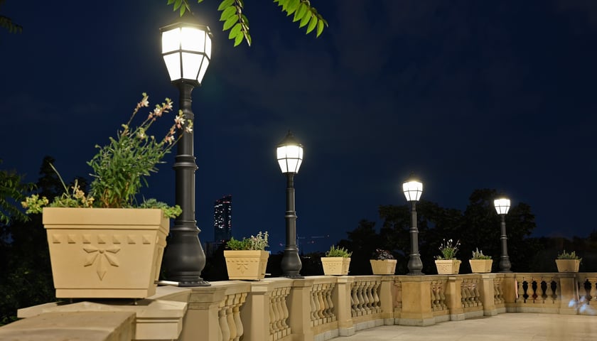 Bastion Sakwowy nocą, gdy fontanna już nie działa, a iluminacja jest przygaszona.