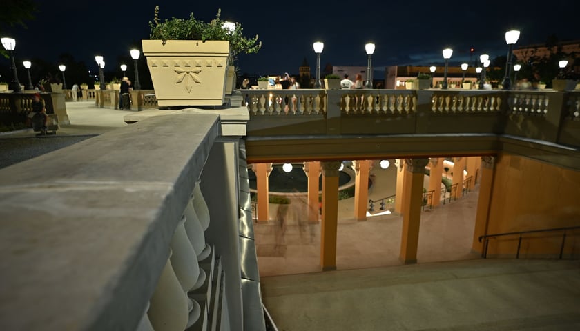 Bastion Sakwowy nocą, gdy fontanna już nie działa, a iluminacja jest przygaszona.