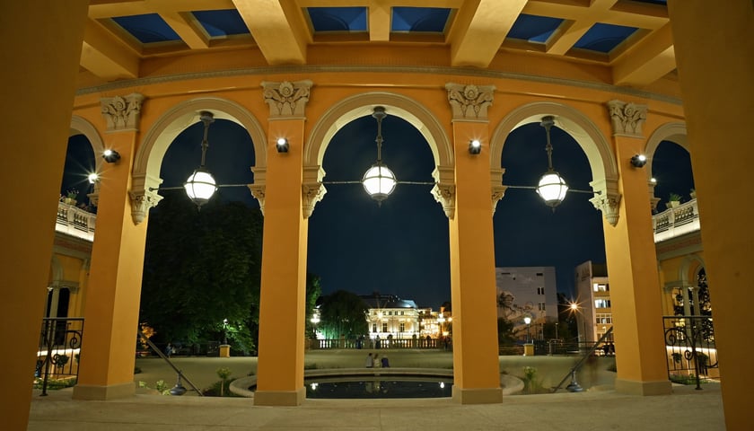 Bastion Sakwowy nocą, gdy fontanna już nie działa, a iluminacja jest przygaszona.