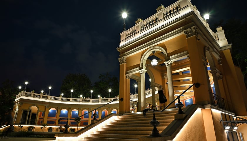 Bastion Sakwowy nocą, gdy fontanna już nie działa, a iluminacja jest przygaszona.