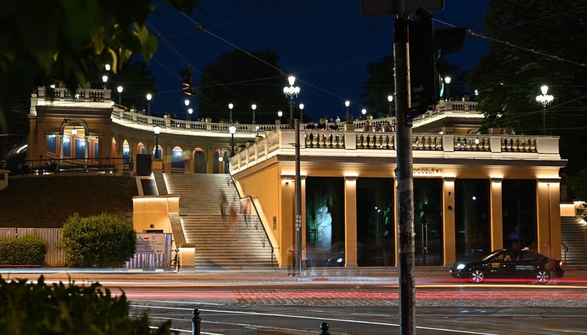 Bastion Sakwowy nocą, gdy fontanna już nie działa, a iluminacja jest przygaszona.