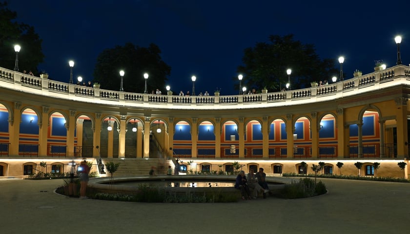 Bastion Sakwowy nocą, gdy fontanna już nie działa, a iluminacja jest przygaszona.