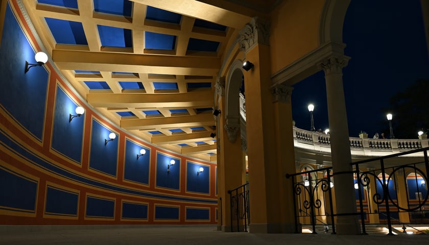 Bastion Sakwowy nocą, gdy fontanna już nie działa, a iluminacja jest przygaszona.