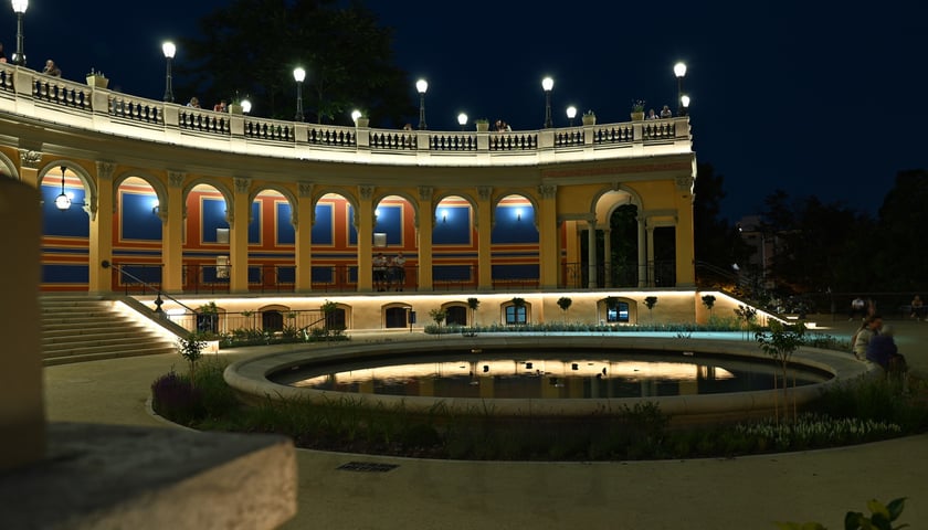 Bastion Sakwowy nocą, gdy fontanna już nie działa, a iluminacja jest przygaszona.