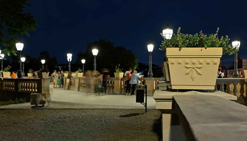 Bastion Sakwowy nocą, gdy fontanna już nie działa, a iluminacja jest przygaszona.